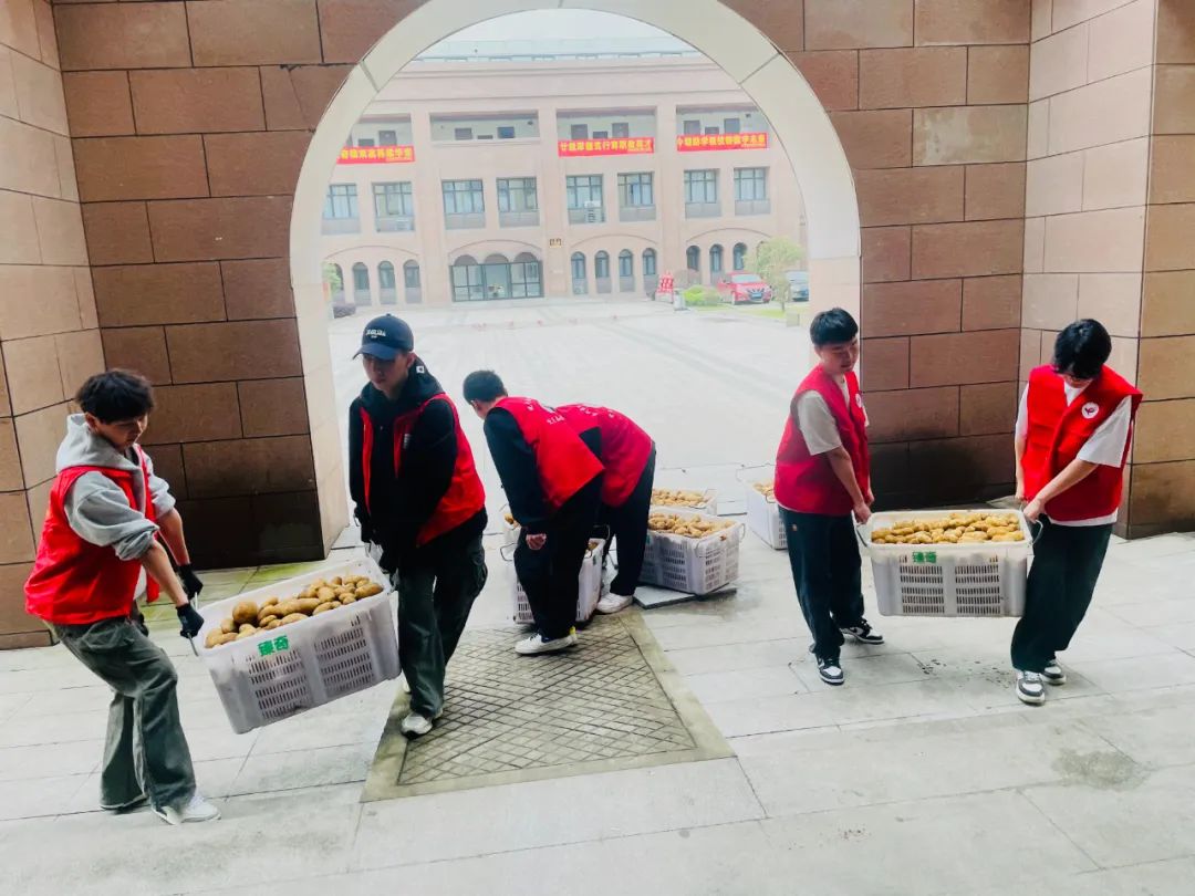 “哇！”长乐这所学校传出阵阵欢呼......