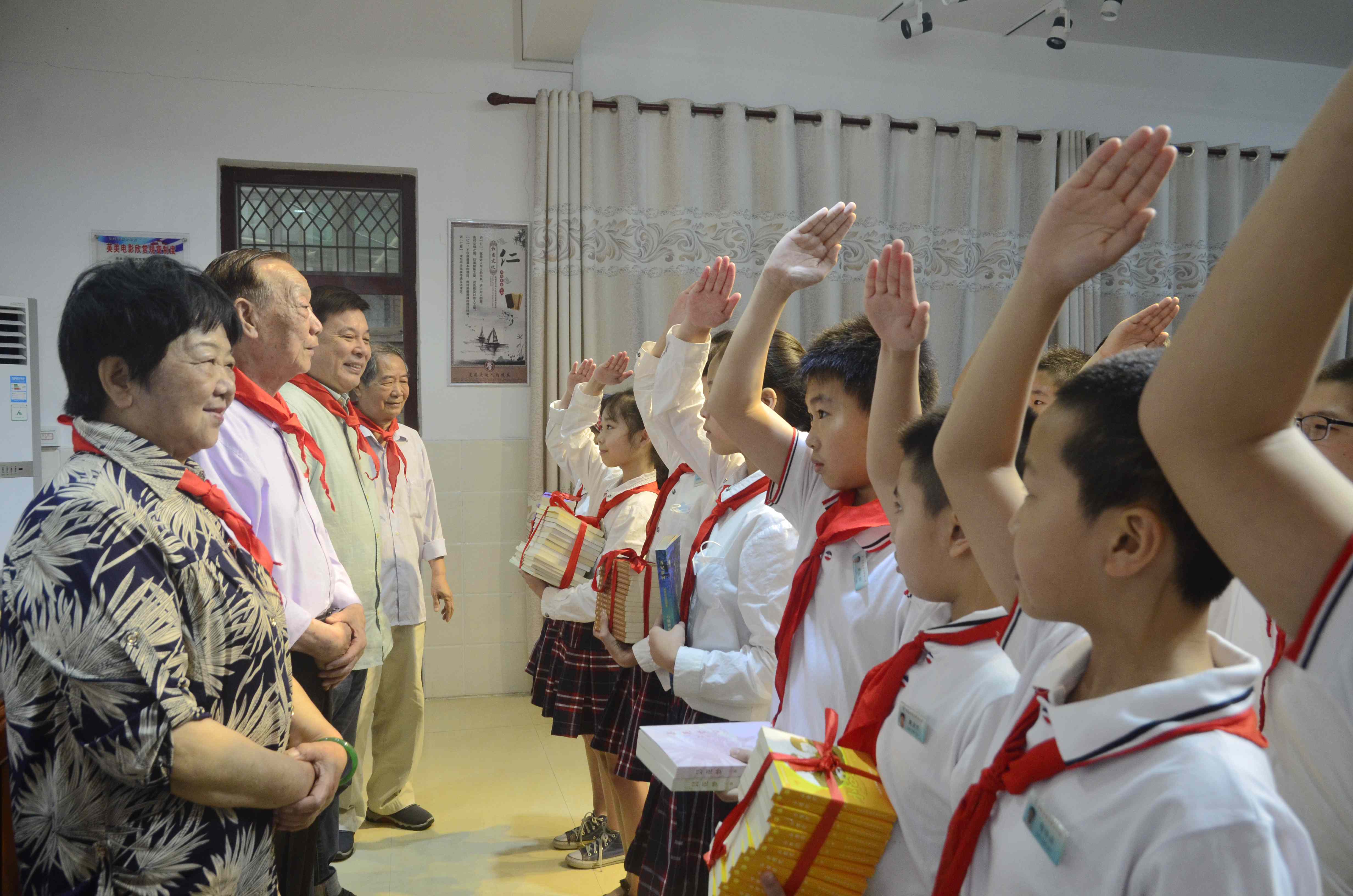 著名作家张诗剑夫妇向首占中心小学赠书