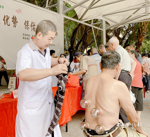 区卫健局开展中医药宣传咨询活动