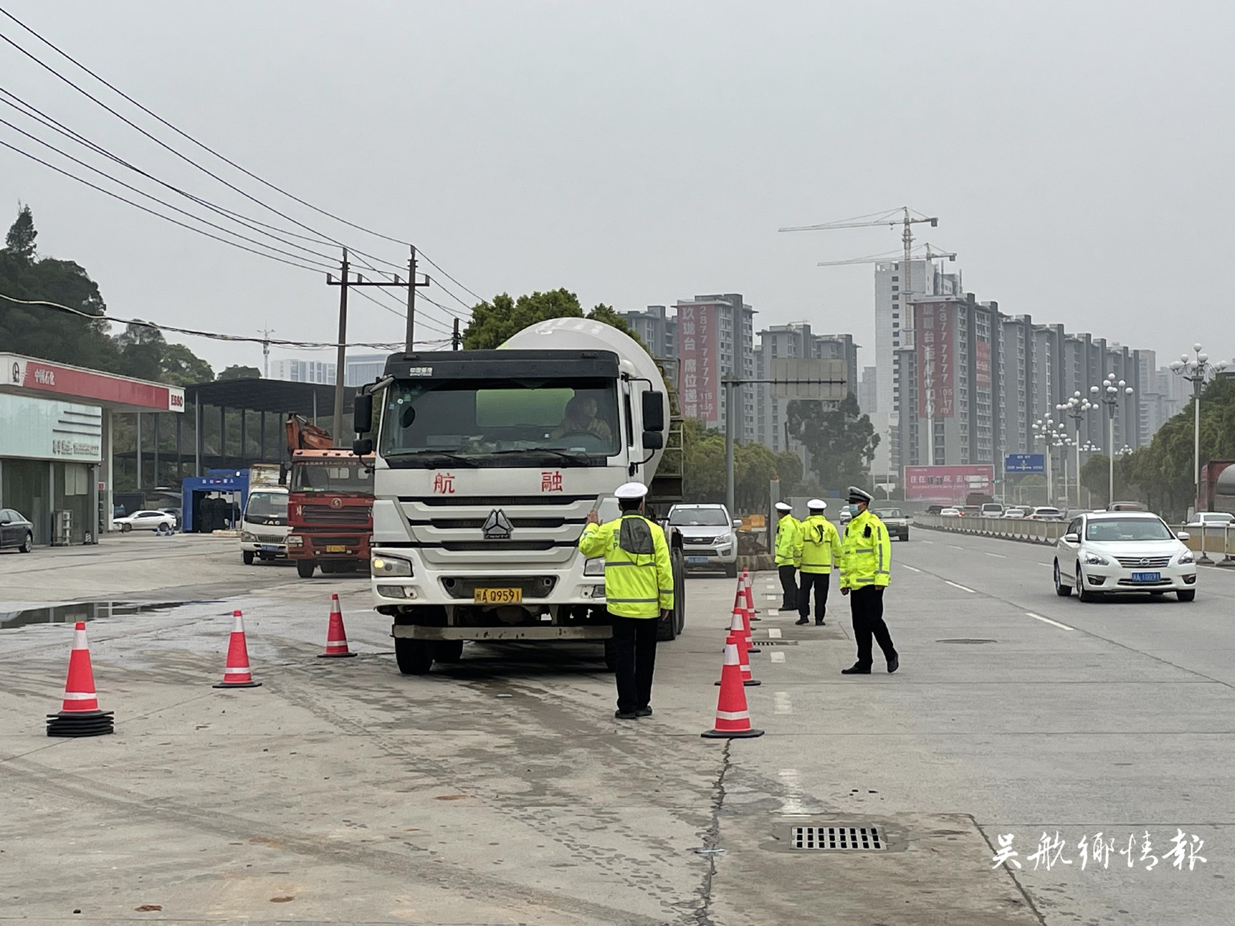 区交警大队开展货运车辆专项整治行动