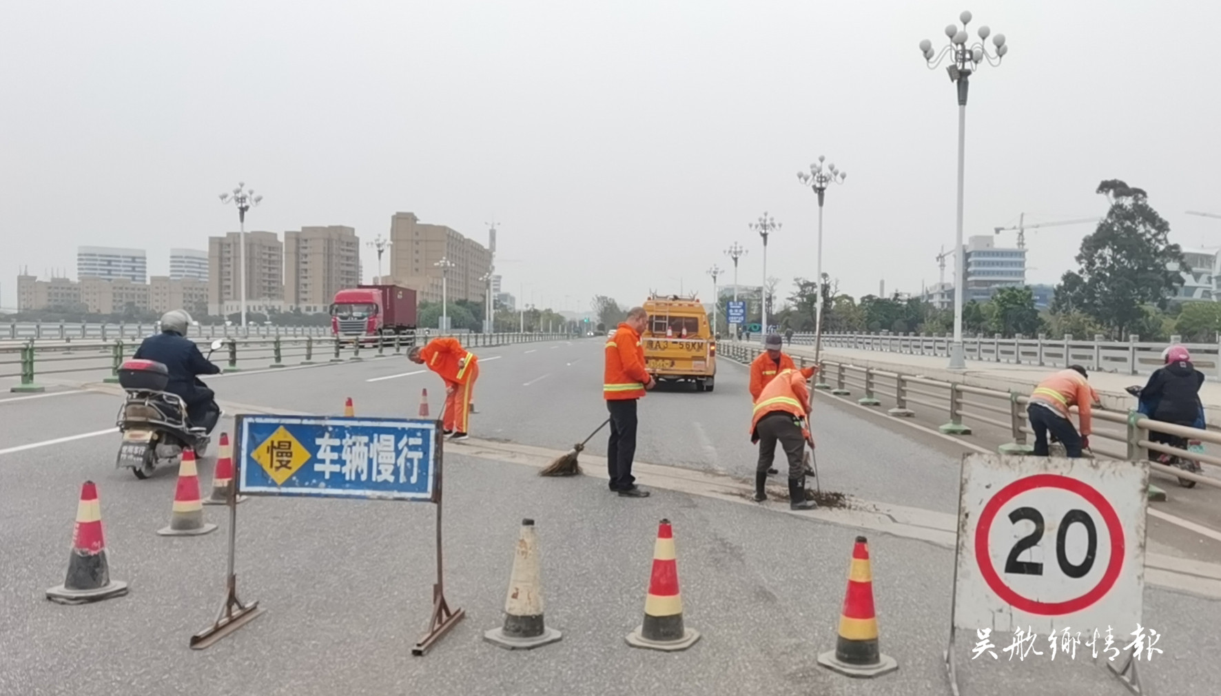 及时清理杂物 保障桥梁安全