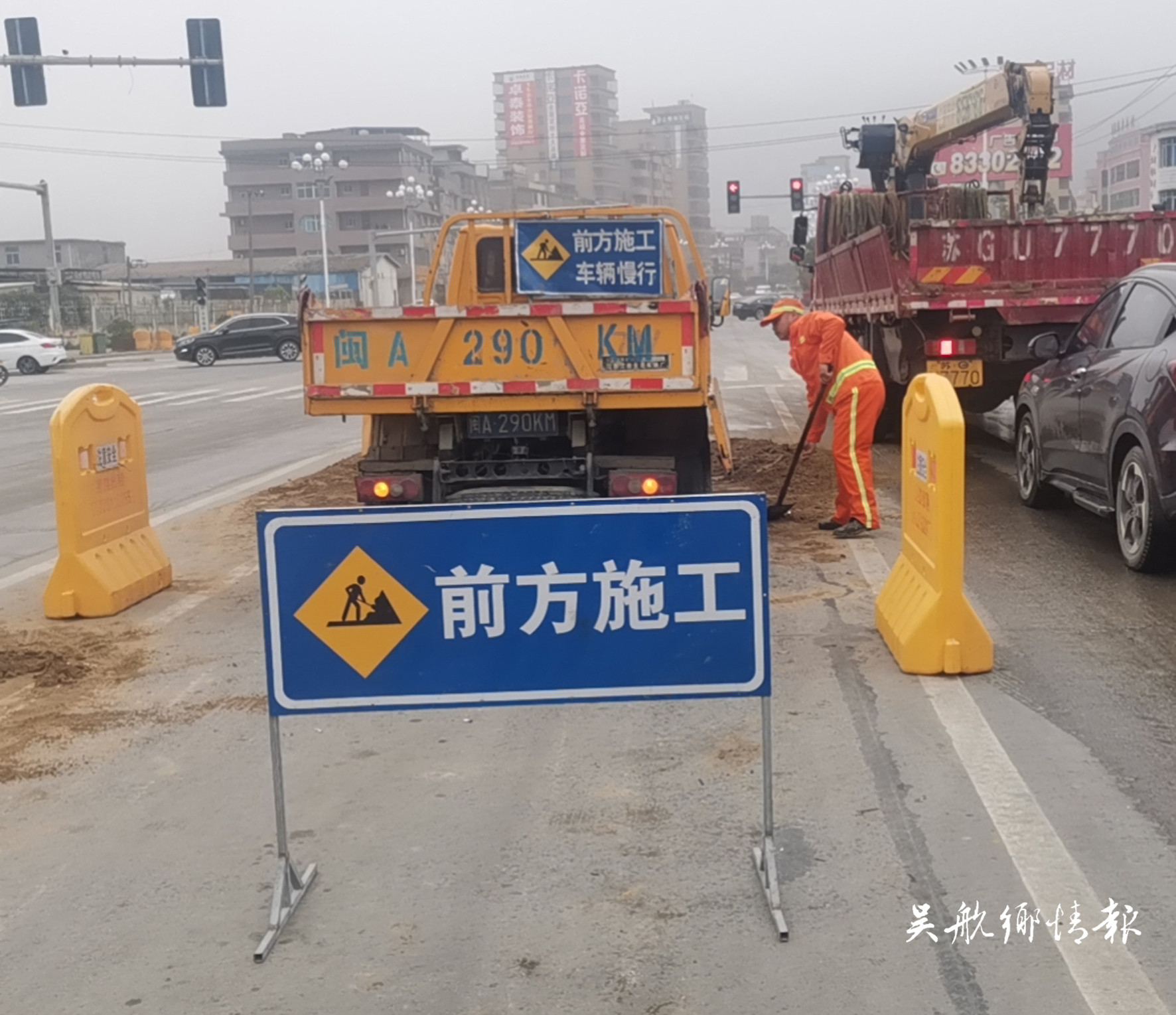 公路养护人及时清理挡路沙子