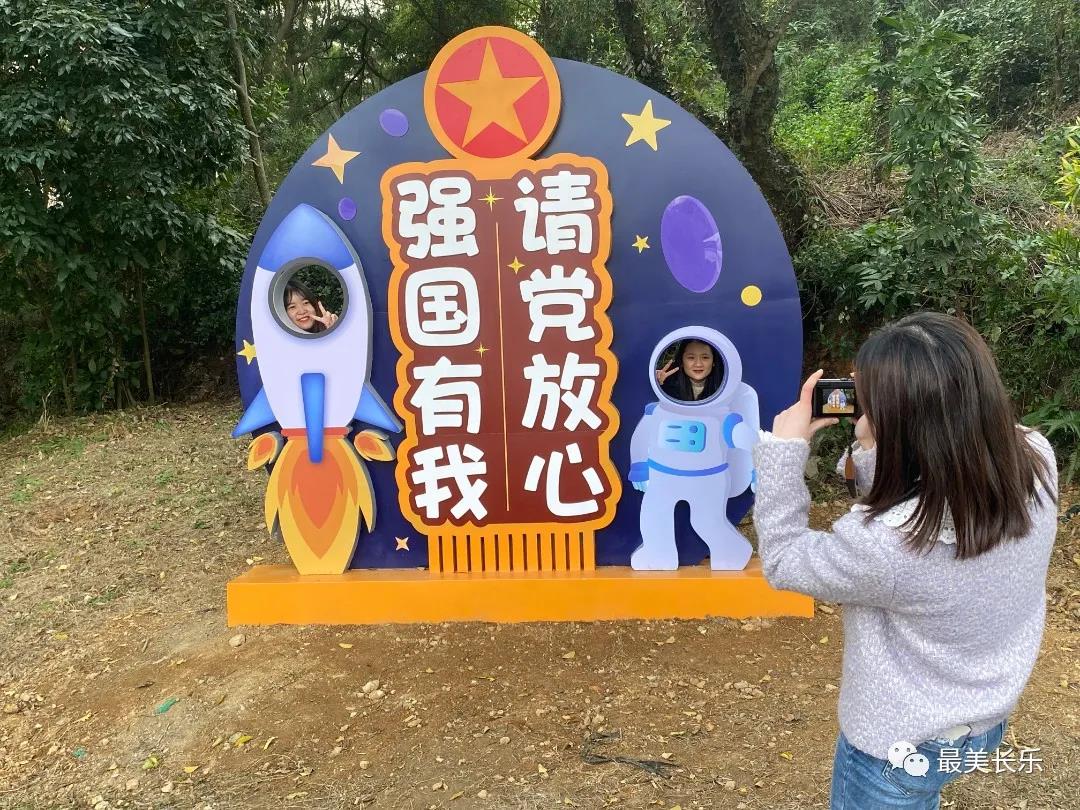 团区委：建设青春广场 推动青年工作