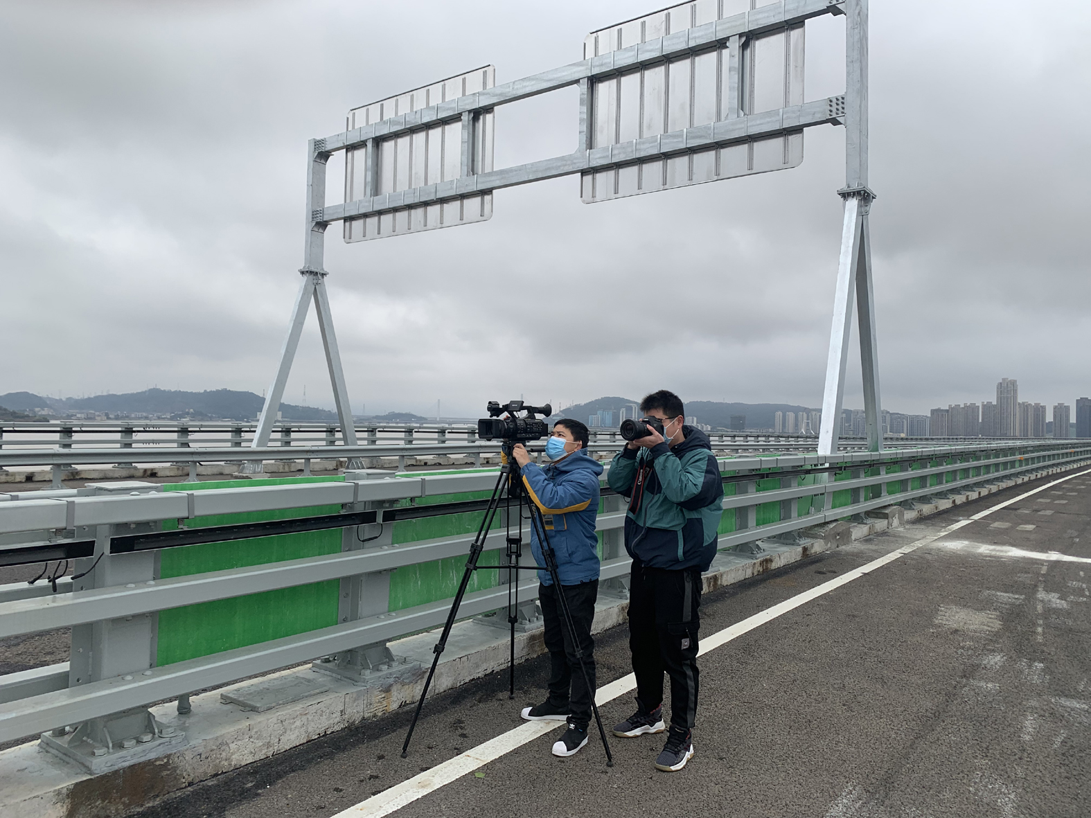 区融媒体中心采访团走进道庆洲大桥