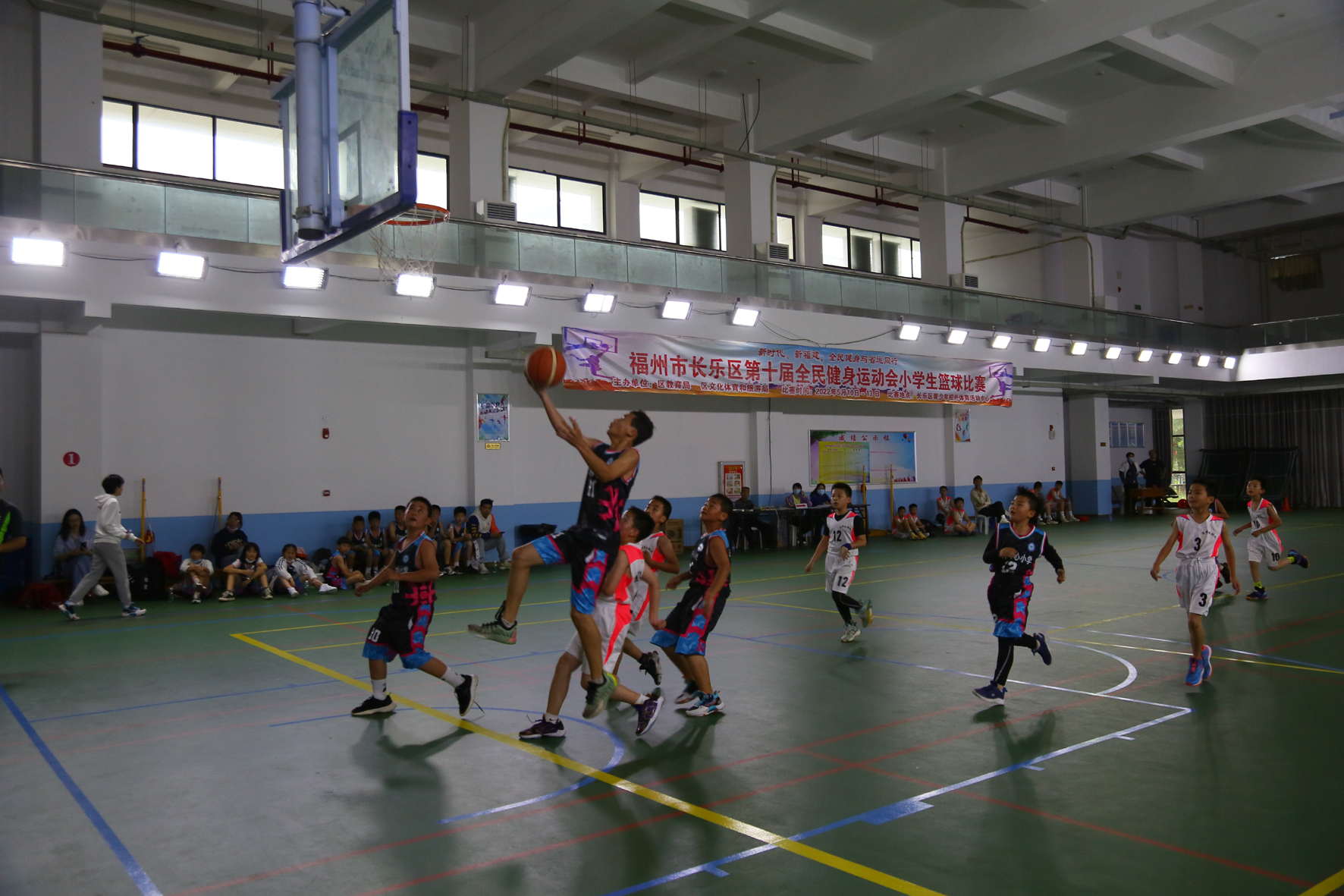 青少年校外体育活动中心举行第十届全民健身运动会小学生篮球比赛