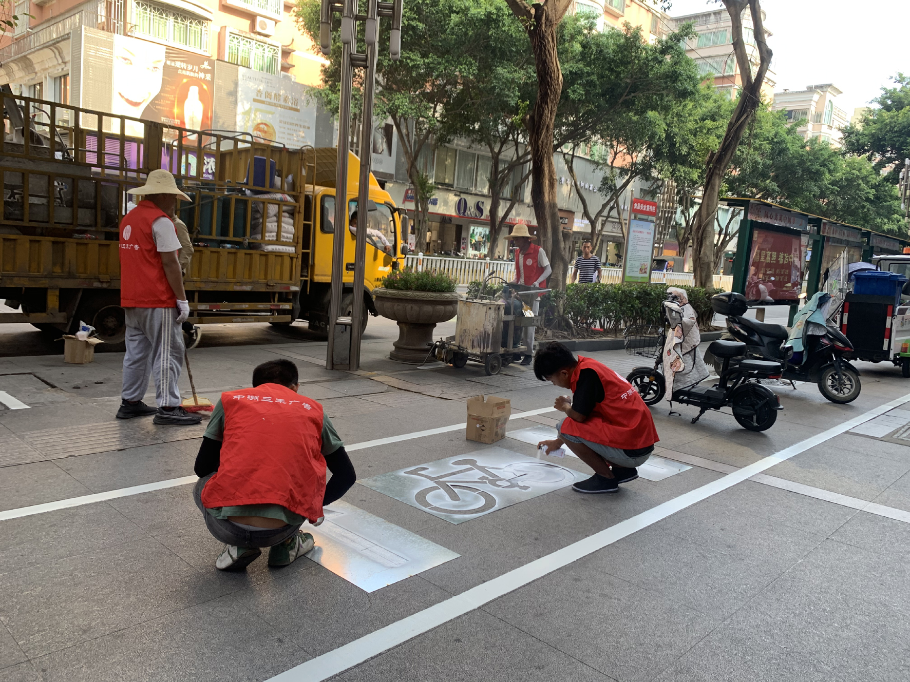 规范“两车”停放 让文明随时在“线”