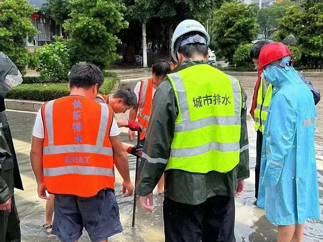 冲锋向前，昼夜坚守！党旗在防汛减灾一线高高飘扬