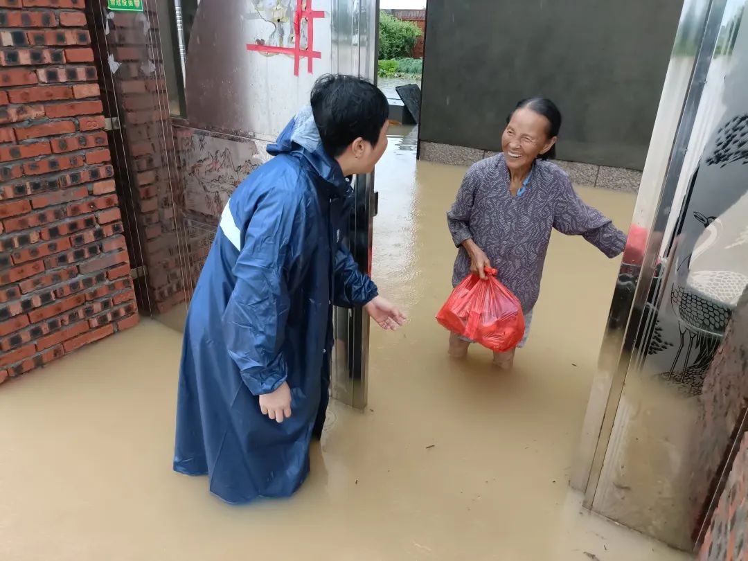 冲锋向前，昼夜坚守！党旗在防汛减灾一线高高飘扬