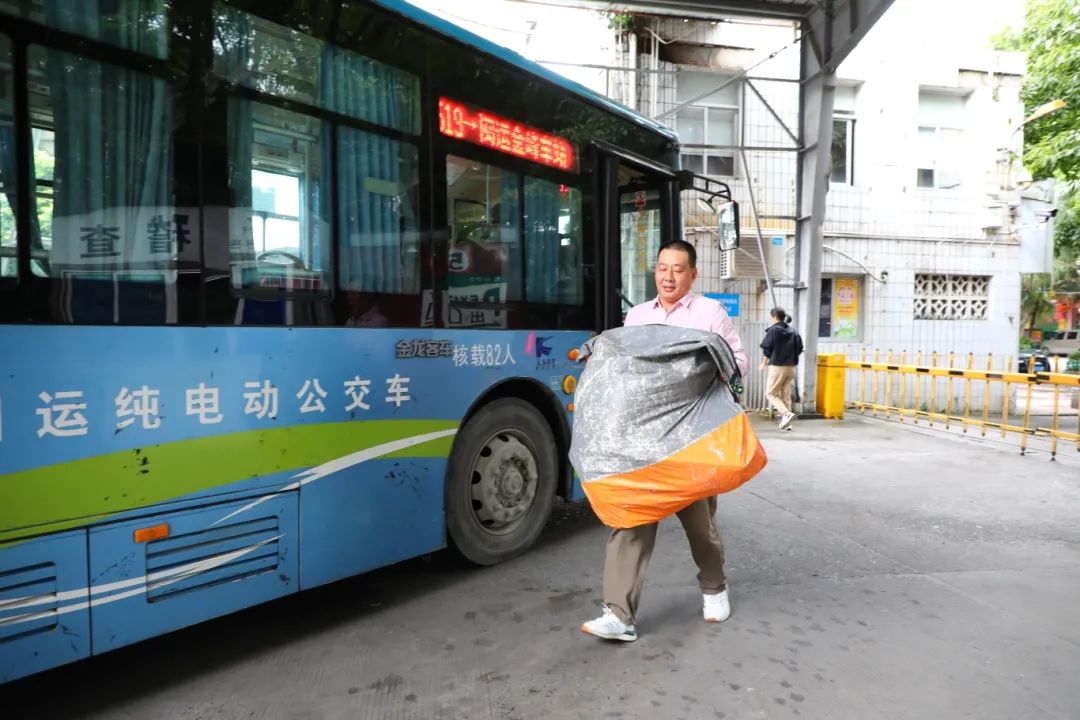 方便！公交车“兼职”服务忙！