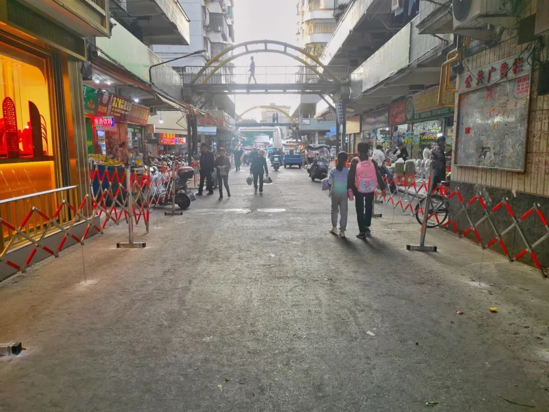 安装、整治！长乐这条路告别“马路市场”！