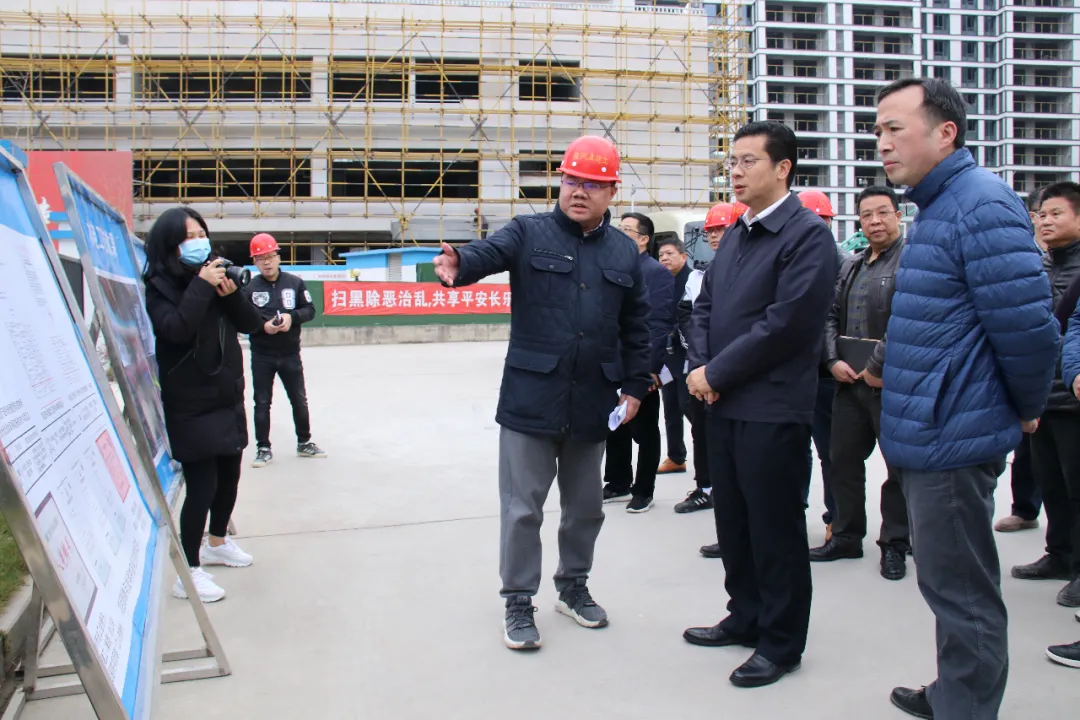 区领导调研民生医疗项目建设