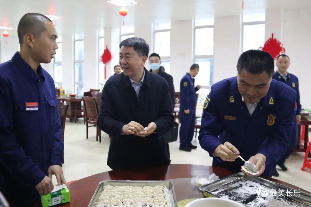 区领导与消防救援人员一起包饺子过大年