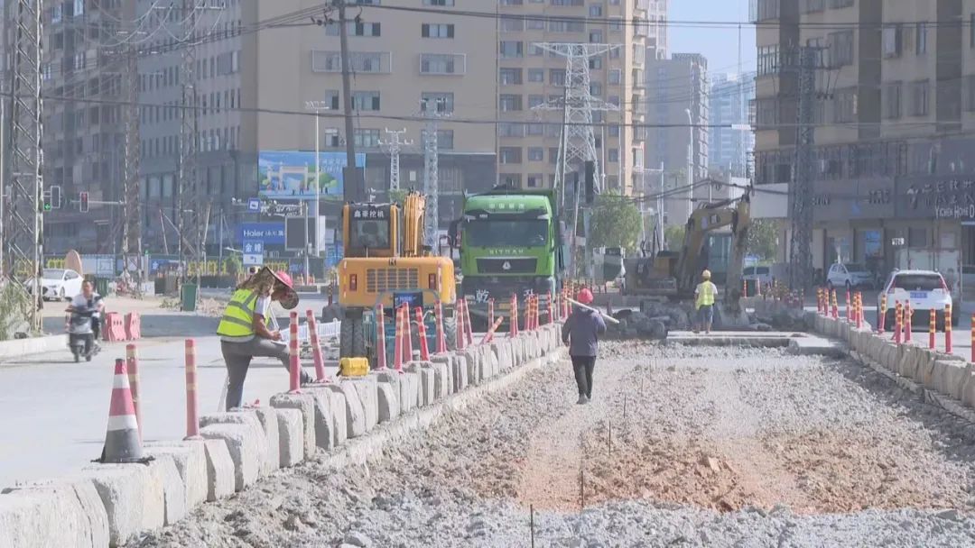 假期不停工！金峰这条道路正提升改造中……