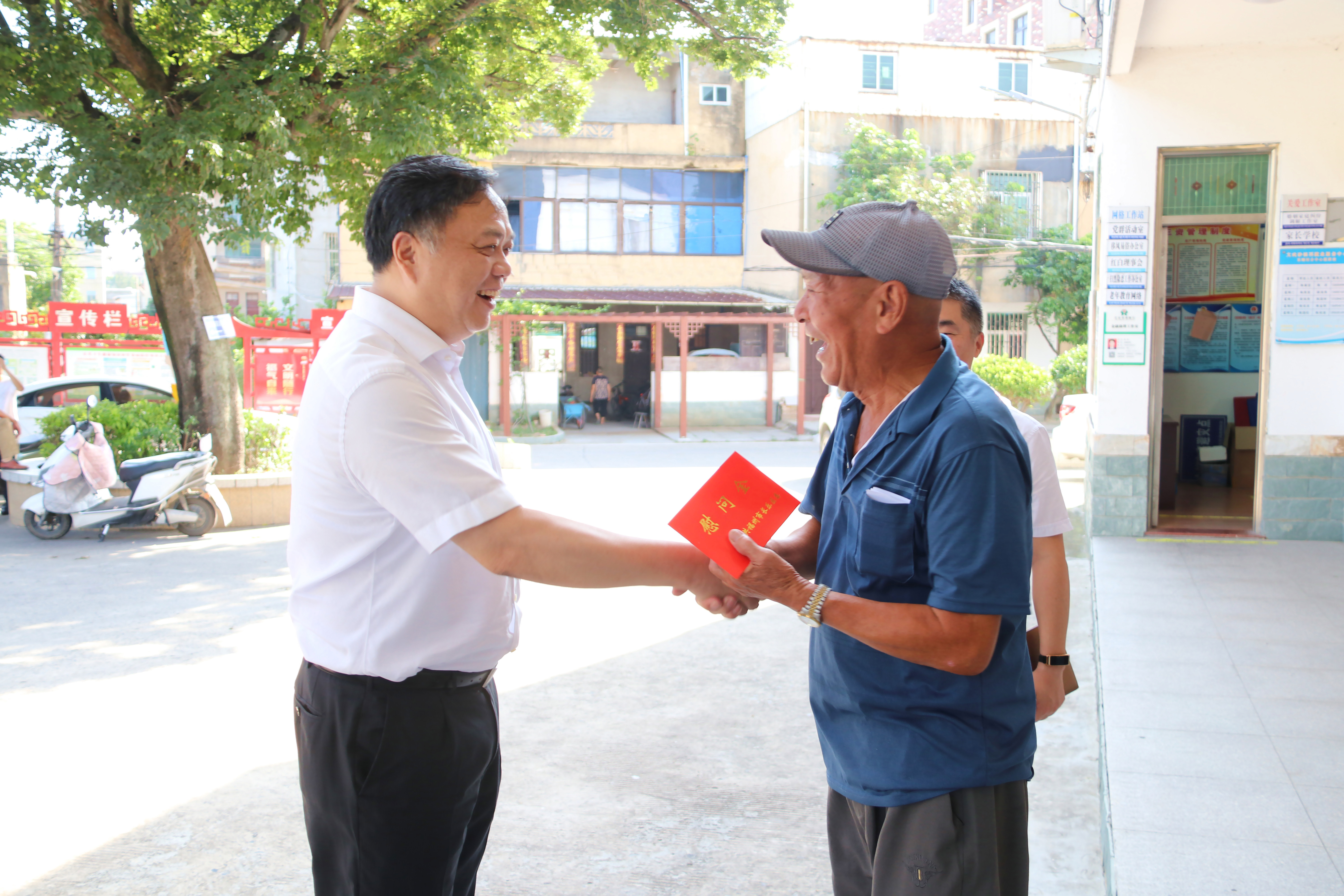 送关怀，暖人心！“七一”前夕张帆走访慰问困难老党员