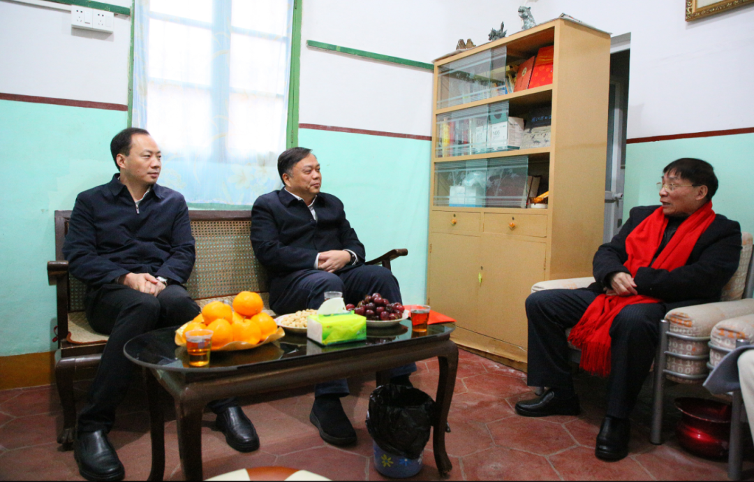 温情走访送祝福 区领导走访慰问离退休老干部