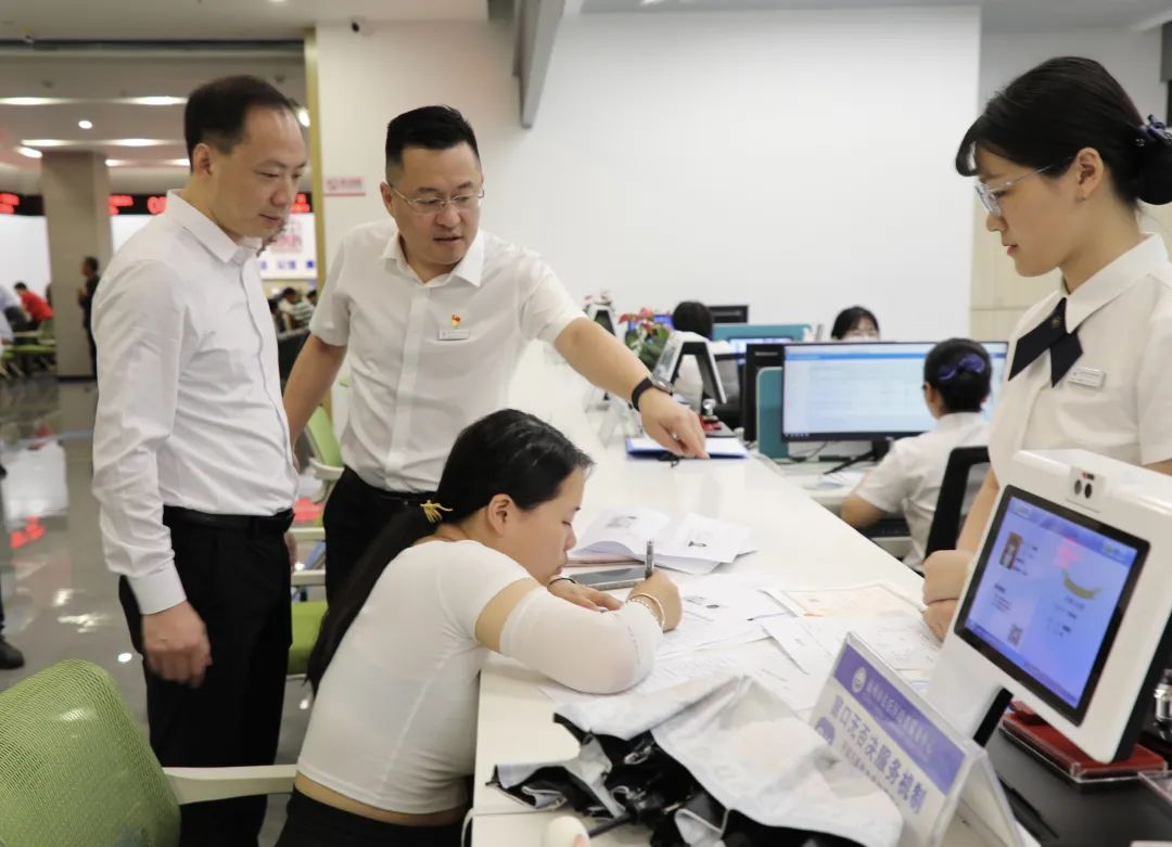 区领导开展窗口业务体验暨优化法治化营商环境调研活动