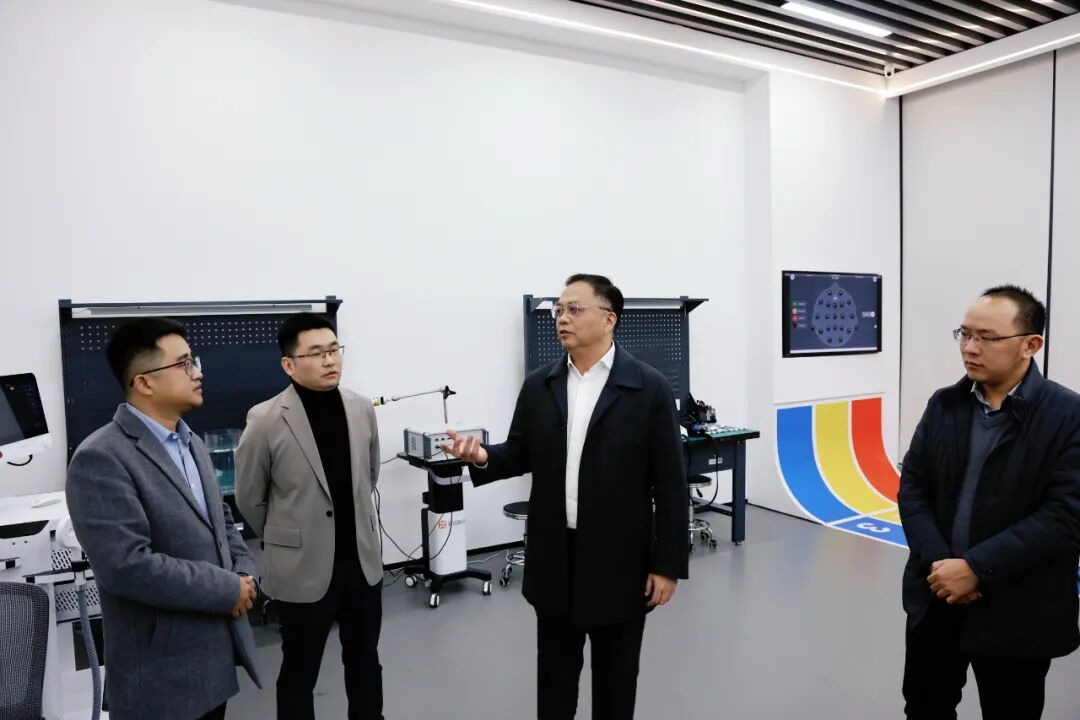 区领导宣讲党的二十届四中全会精神并调研企业