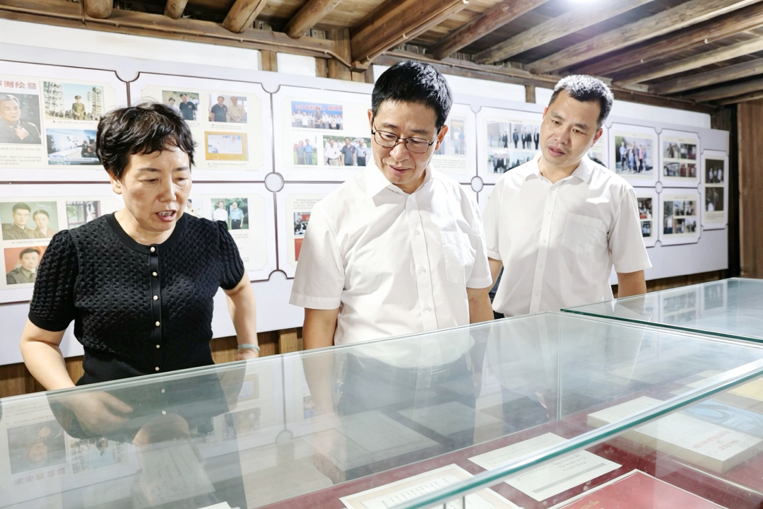 兰文赴鹤上镇调研并指导推动学习教育暨开展“护河爱水、清洁家园”活动