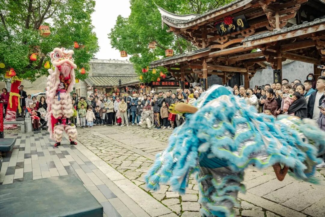 【网络中国节·春节】人山人海！和平街舞狮闹新春！嗨翻全场！