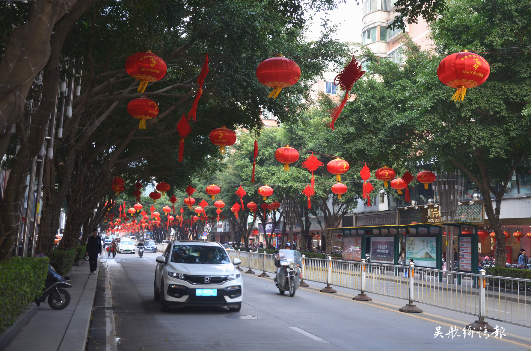 【网络中国节•春节】街头“年味”浓 张灯结彩迎鼠年