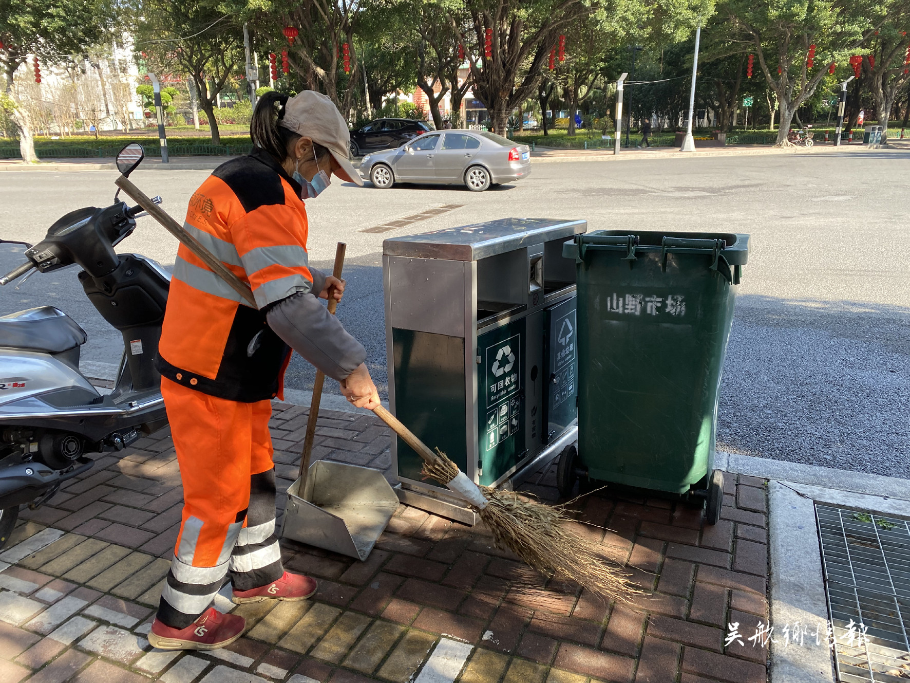 节日亦是工作日 坚守环卫工作一线