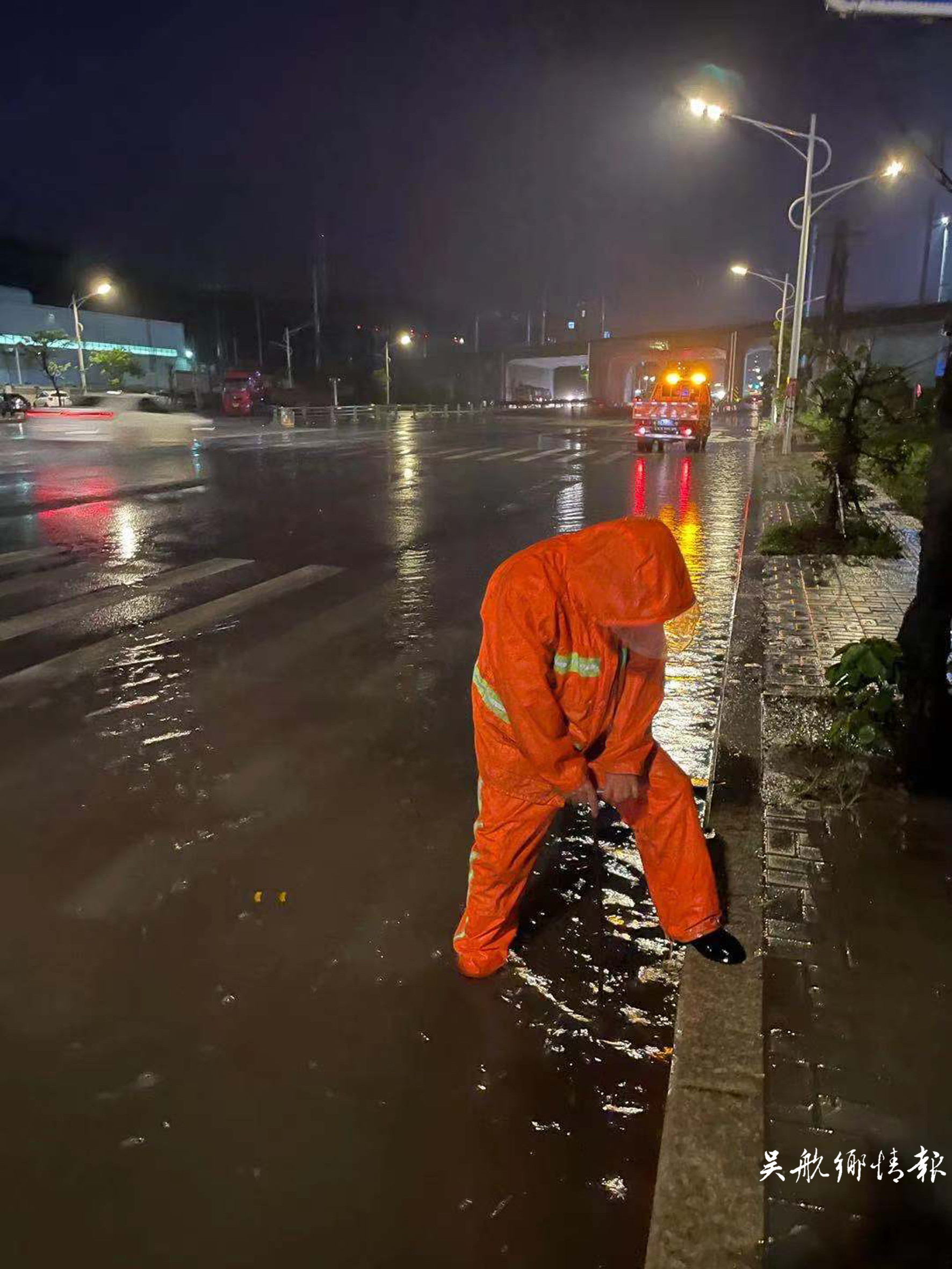 暴雨夜，公路上的“橙色”守护者