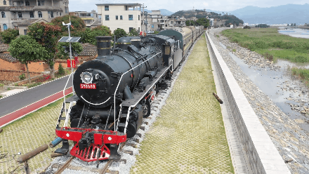 在钓鱼区体验完各式"摸鱼大法"后,猴屿乡又在绿皮火车和钓鱼区之间