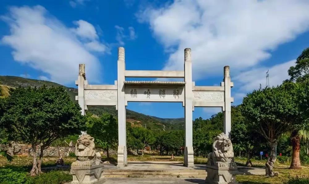 你还犹豫什么！快来这里游龙潭晓瀑、住山间民宿、品袅袅茶香～