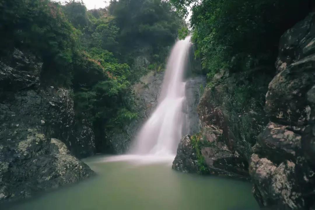 你还犹豫什么！快来这里游龙潭晓瀑、住山间民宿、品袅袅茶香～