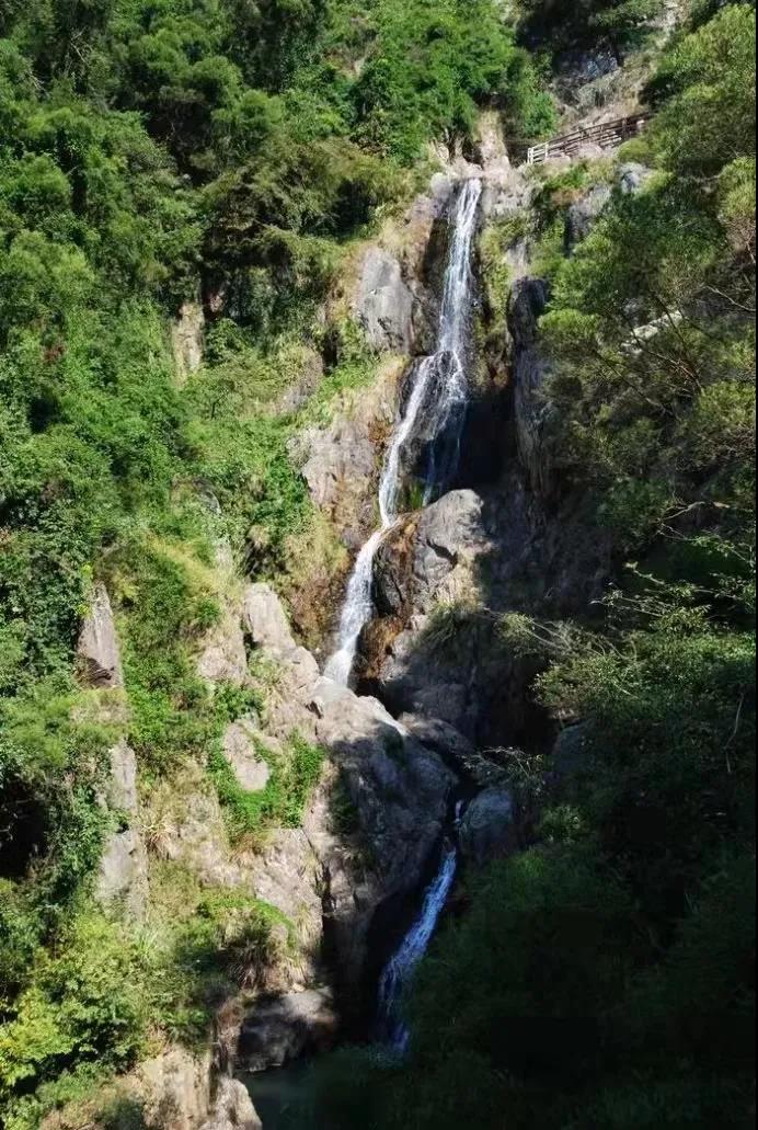 你还犹豫什么！快来这里游龙潭晓瀑、住山间民宿、品袅袅茶香～