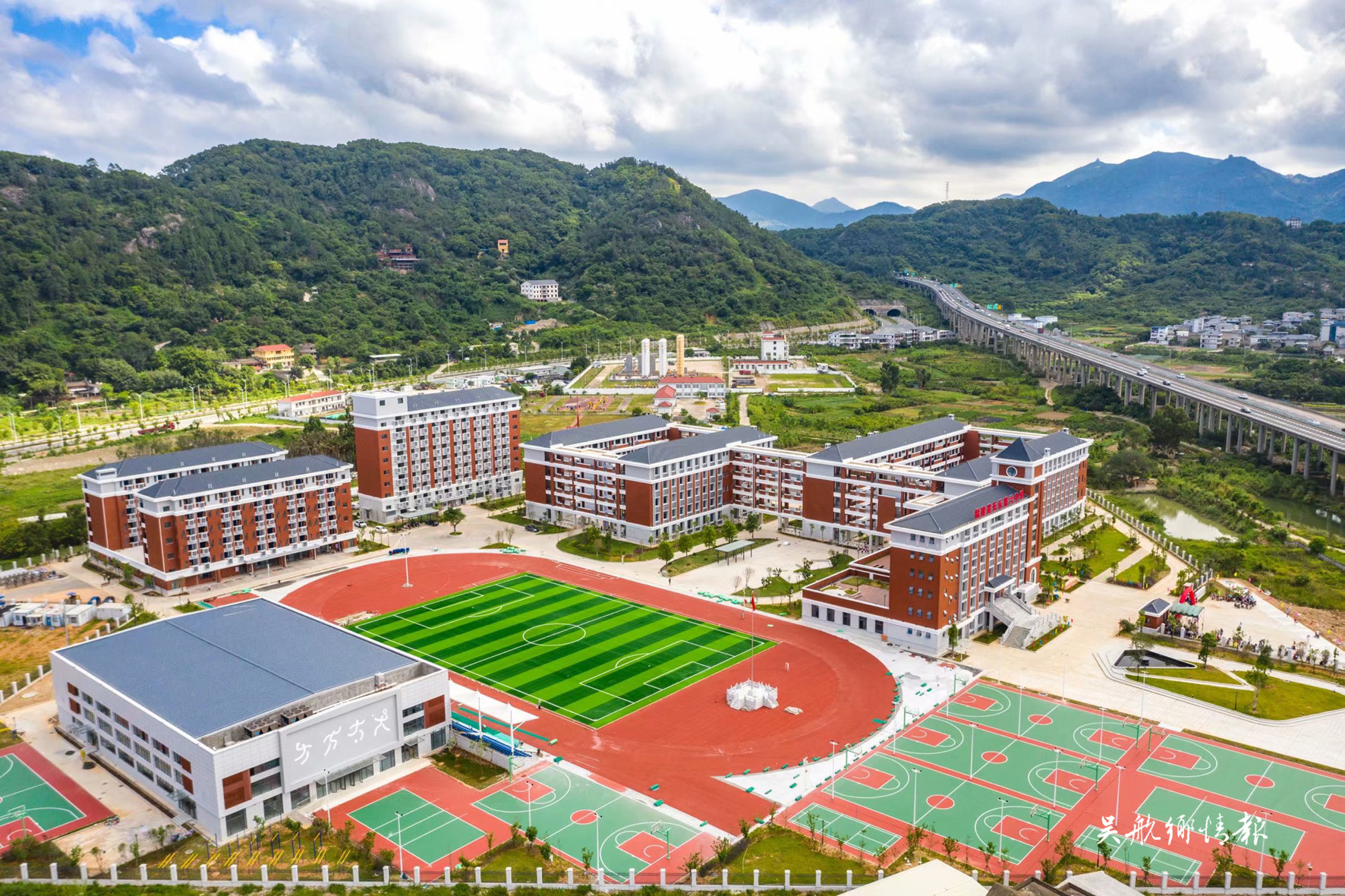 学史力行 实干为民