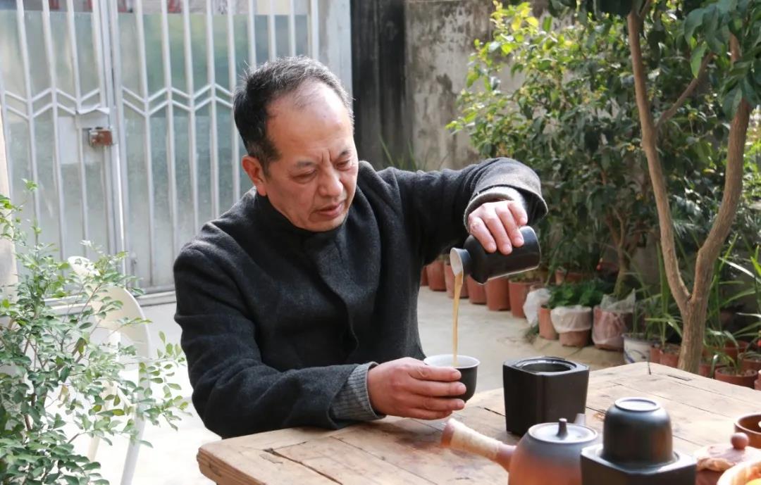 浅酌青红佳酿，品百年传统古法老味道