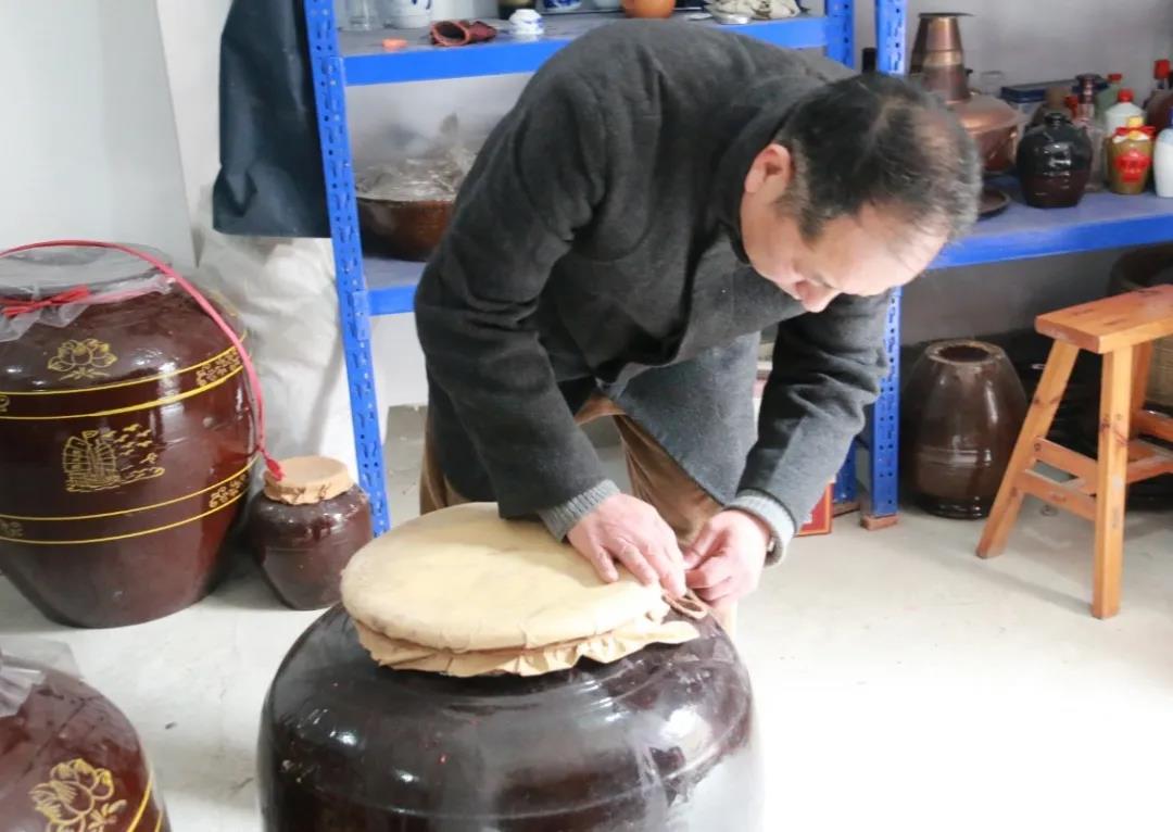 浅酌青红佳酿，品百年传统古法老味道