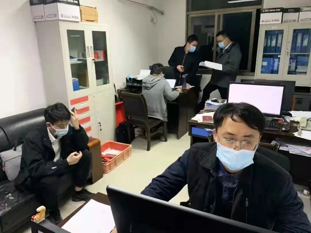 并肩战“疫” 他们在前线和后方携手同行