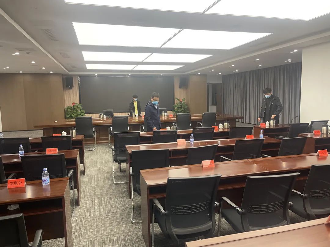 并肩战“疫” 他们在前线和后方携手同行