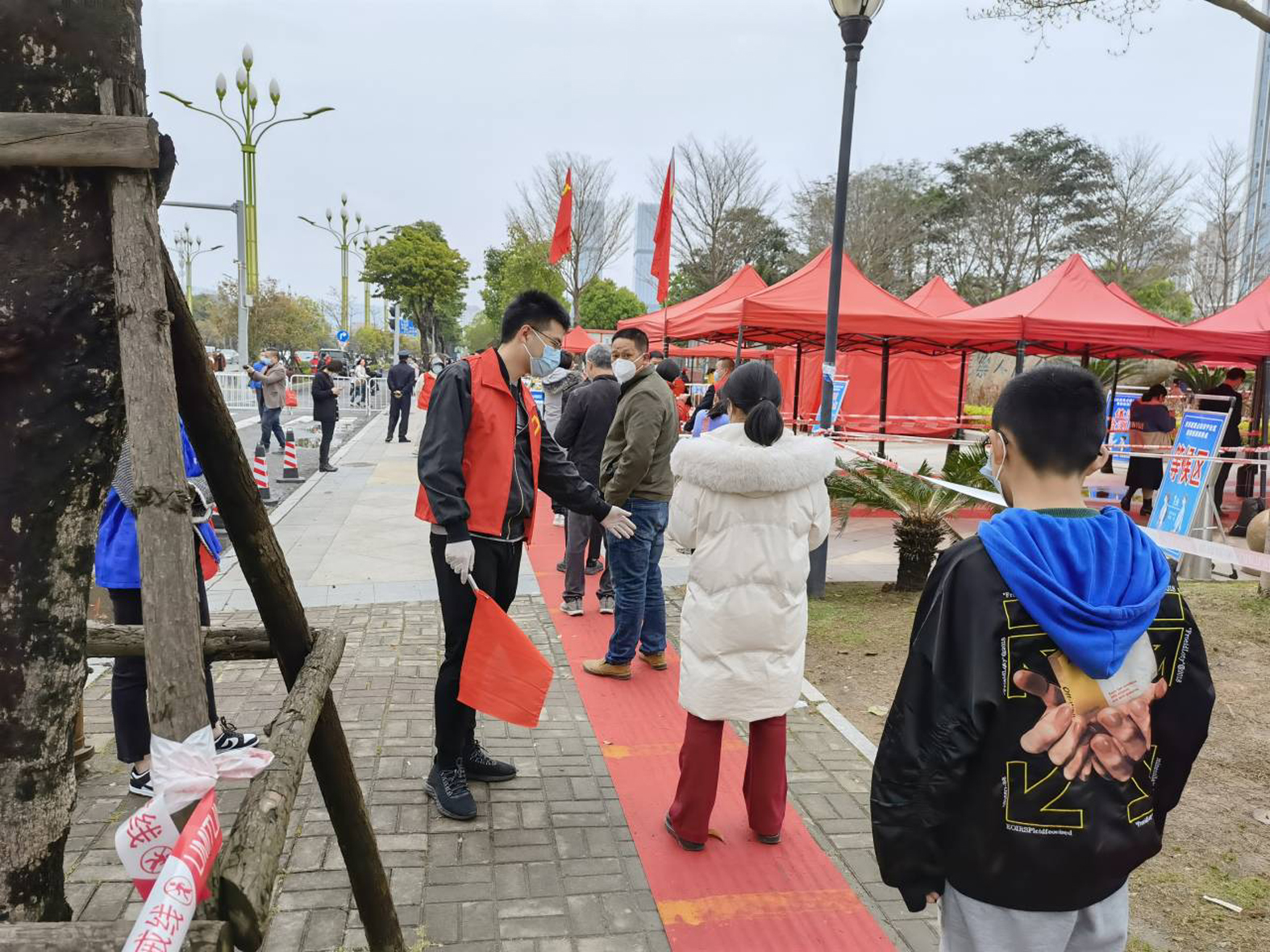 他们在前线和后方并肩战“疫”