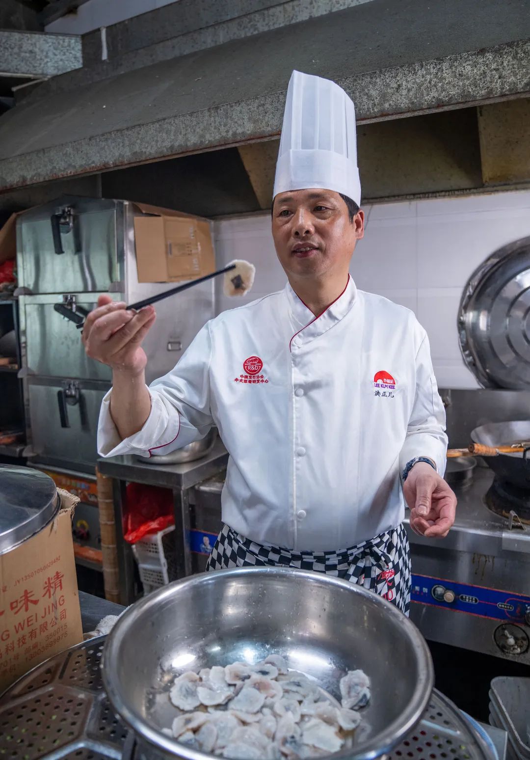 深耕长乐乡宴，上过央视，获评“中华厨神”洪正儿：做鱼、雕花，“乌把”！