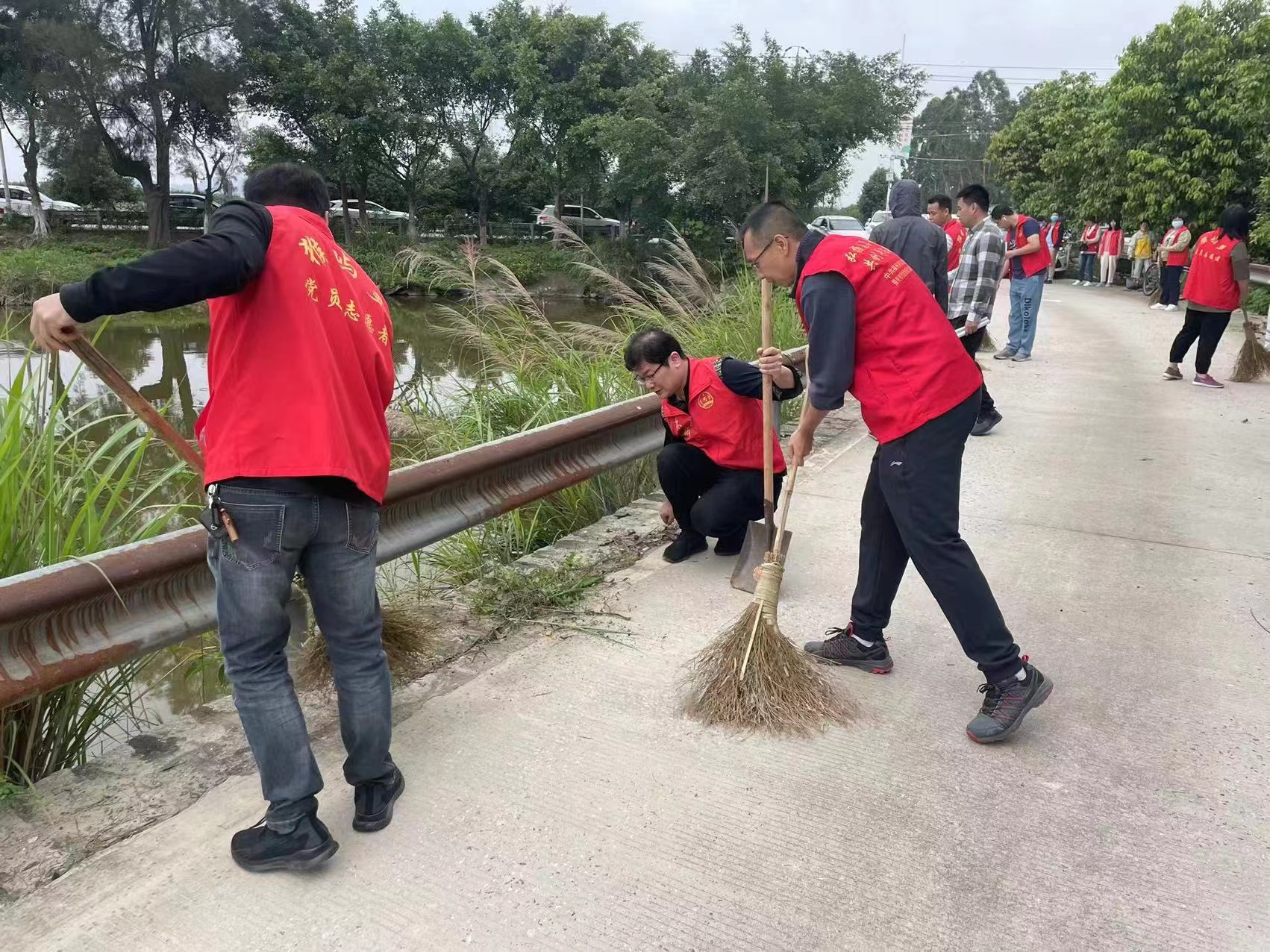  文武砂街道开展“护河爱水 清洁家园” 大行动