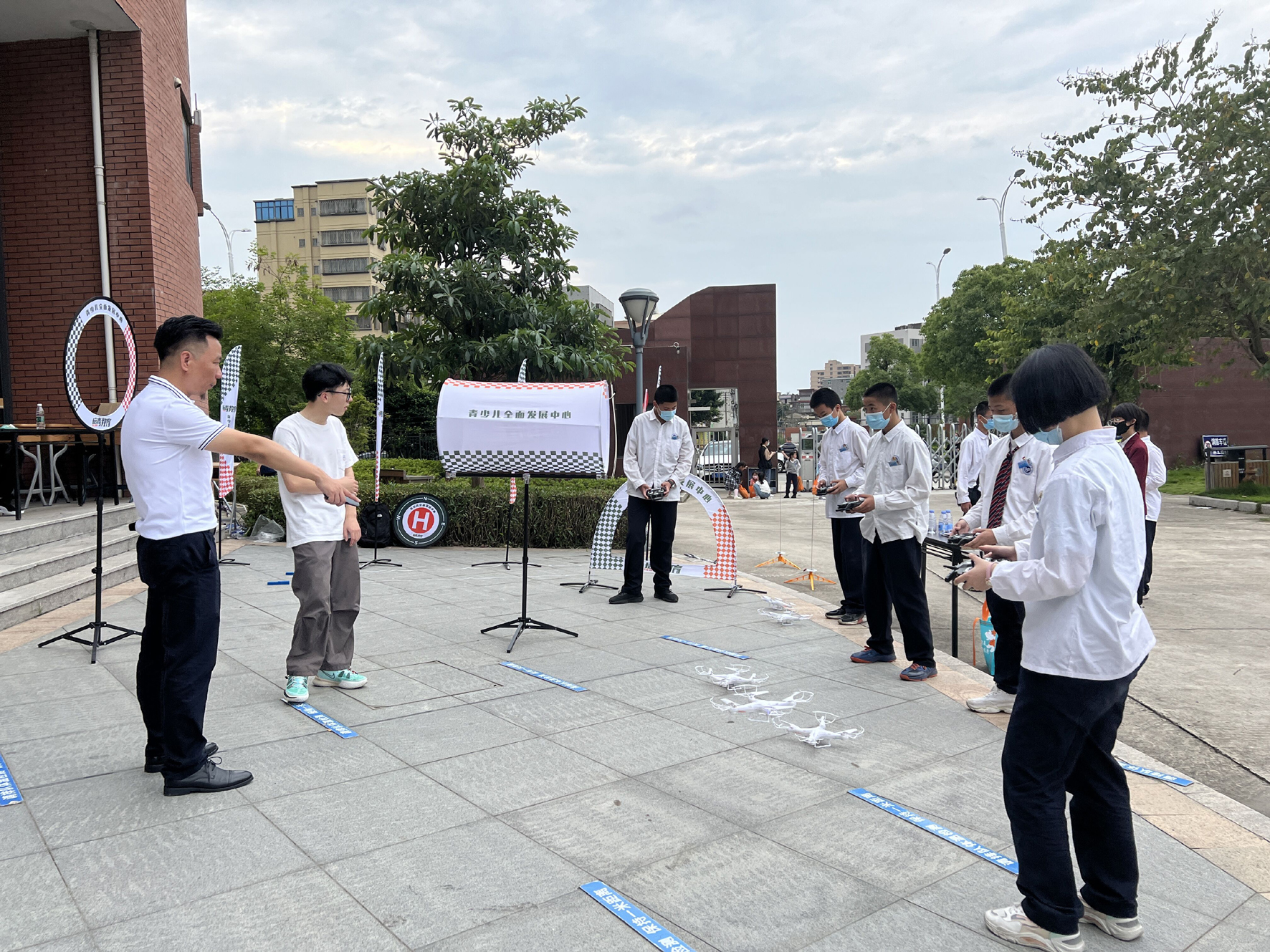 让学生“零距离”感受科技魅力