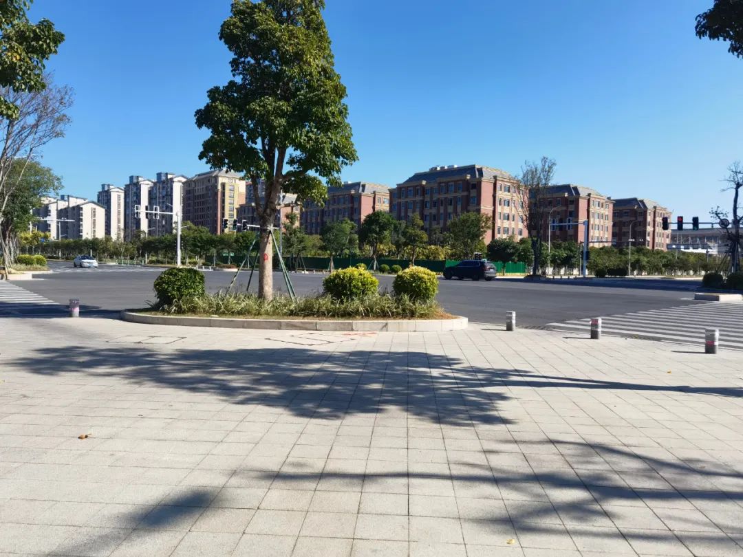 注意！这条道路封闭施工，请绕行！