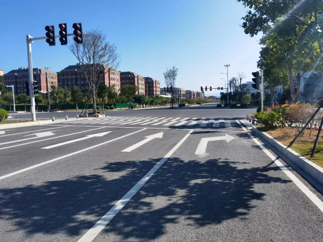 注意！这条道路封闭施工，请绕行！