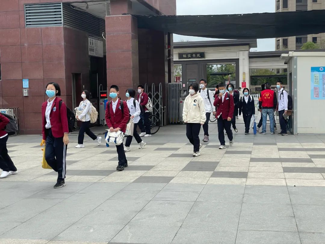 今天，我们终于复课啦！