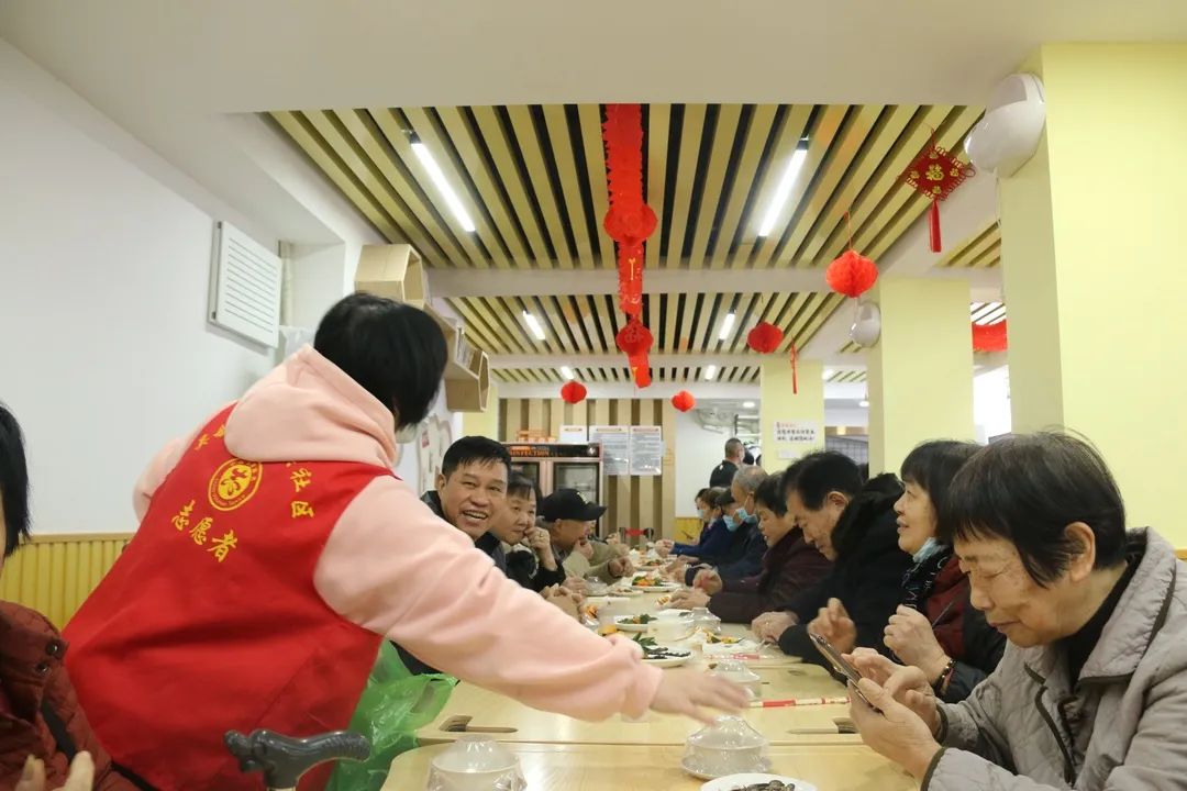【网络中国节•春节】从舌尖到心间！这份团圆饭，够暖！