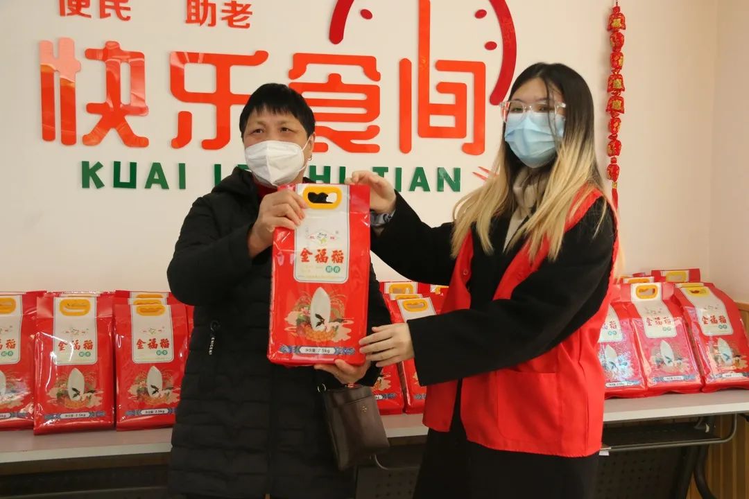 【网络中国节•春节】从舌尖到心间！这份团圆饭，够暖！