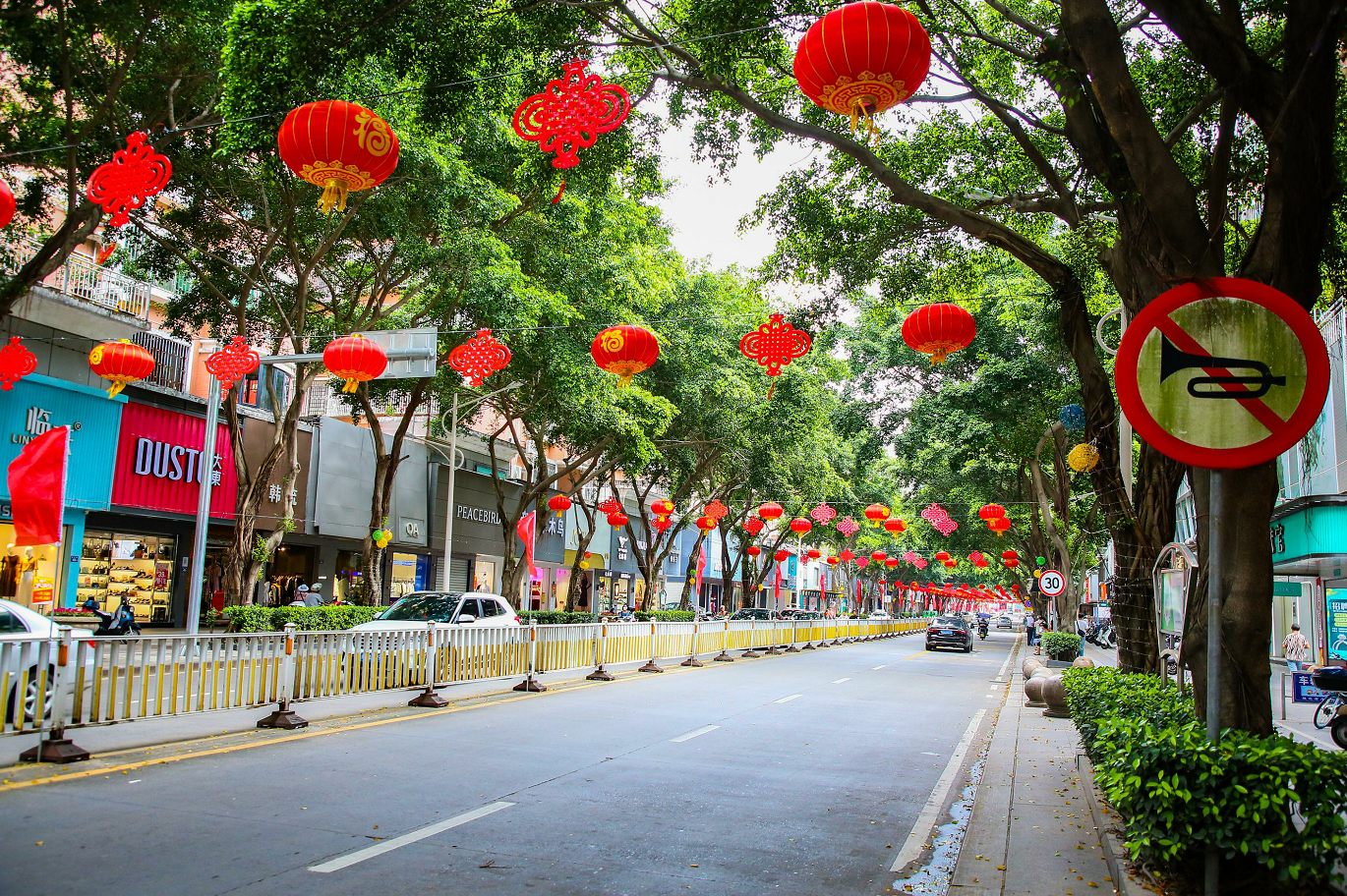 【网络中国节·中秋】国旗红，鲜花美，灯光靓！长乐街头不一般！