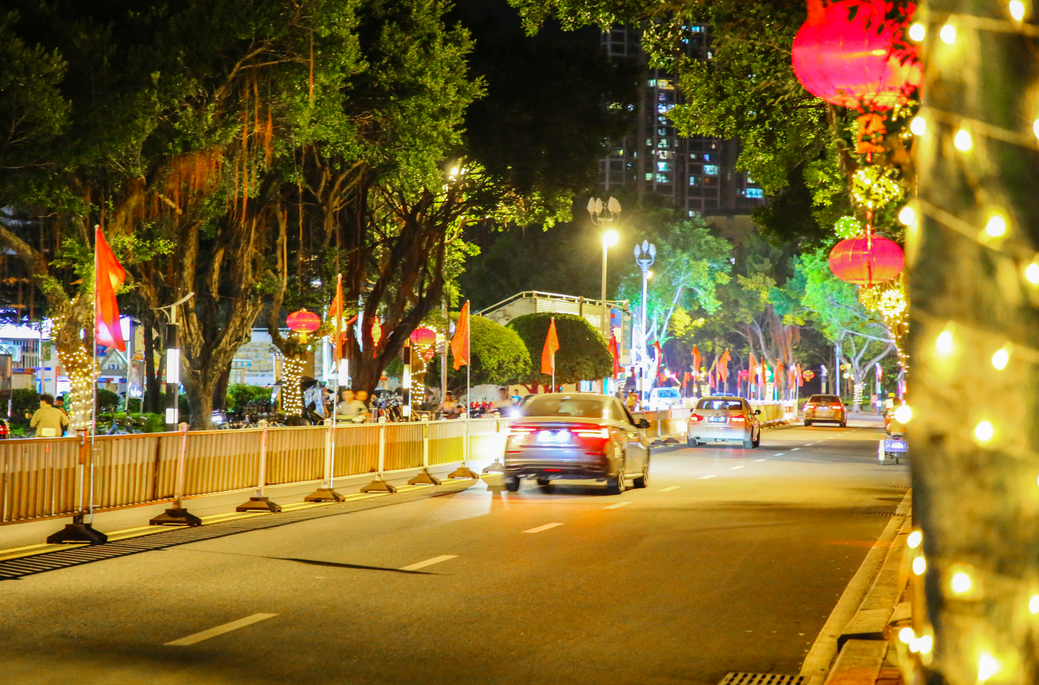 【网络中国节·中秋】国旗红，鲜花美，灯光靓！长乐街头不一般！