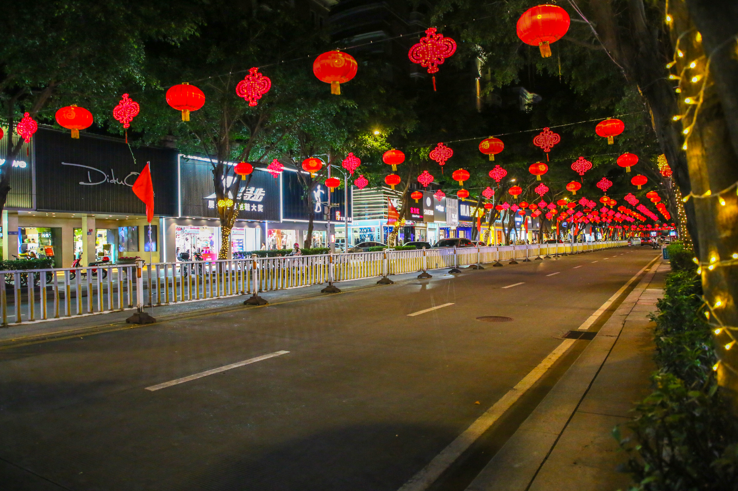 【网络中国节·中秋】国旗红，鲜花美，灯光靓！长乐街头不一般！