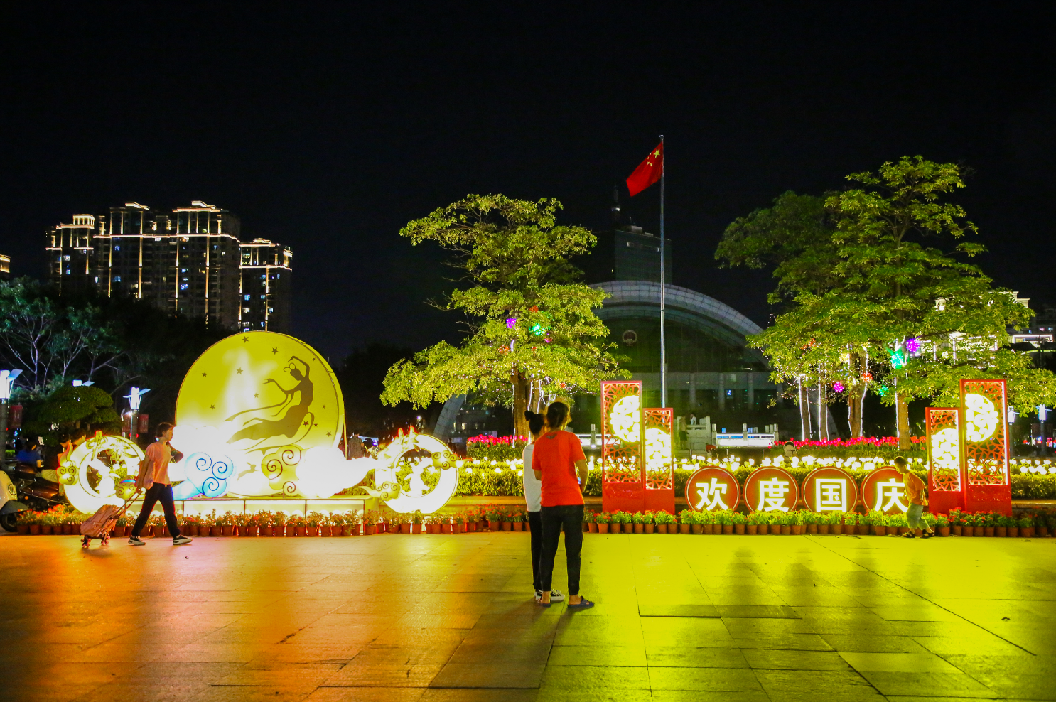 【网络中国节·中秋】国旗红，鲜花美，灯光靓！长乐街头不一般！