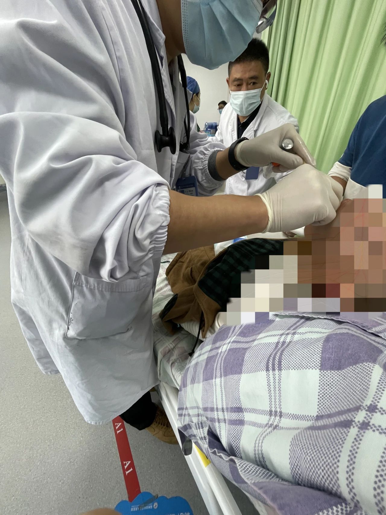 9岁男童误吞硬币卡食道！长乐医生用这个办法……