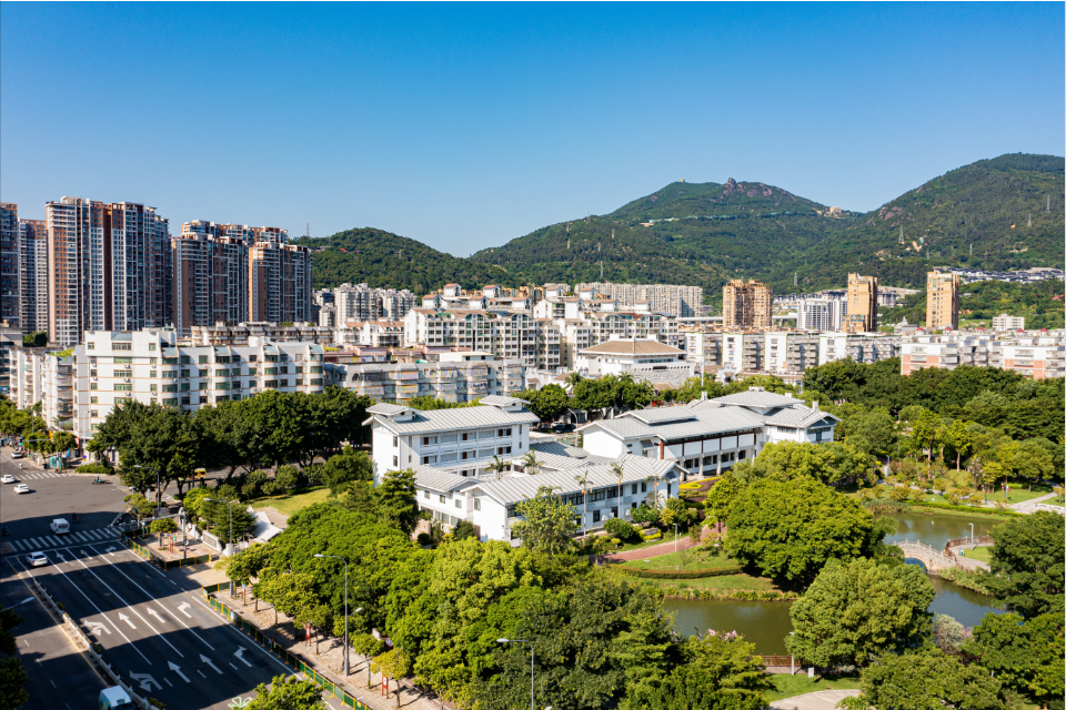 长乐：蓝天映城 碧水绕城 青山环城
